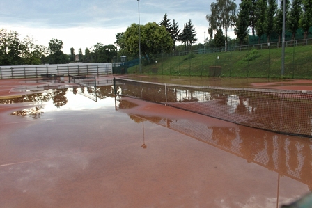© FM4/Simon Welebil Tennis-Sandplatz voller Wasserlachen